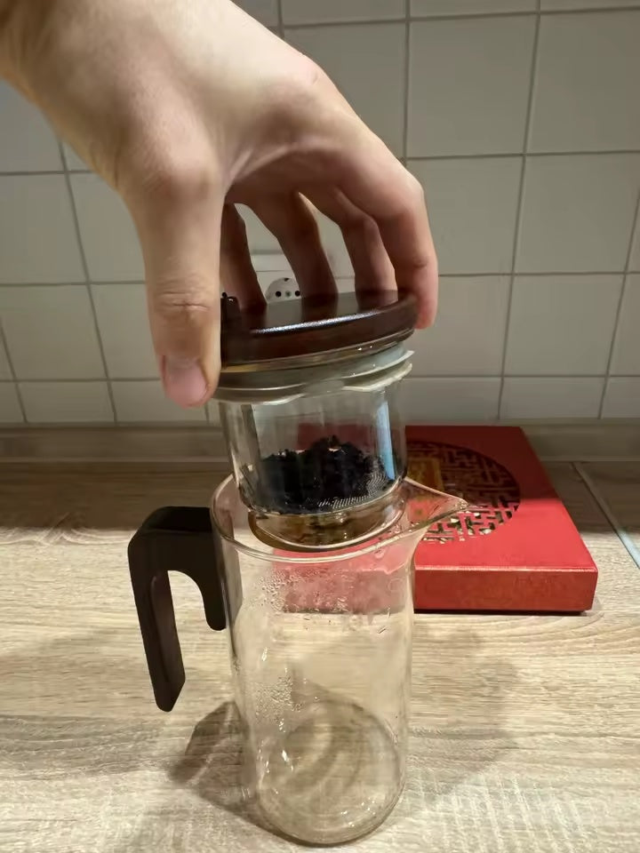 Zaparzacz dzbanka ze wsypaną herbatą na zdjęciu klienta